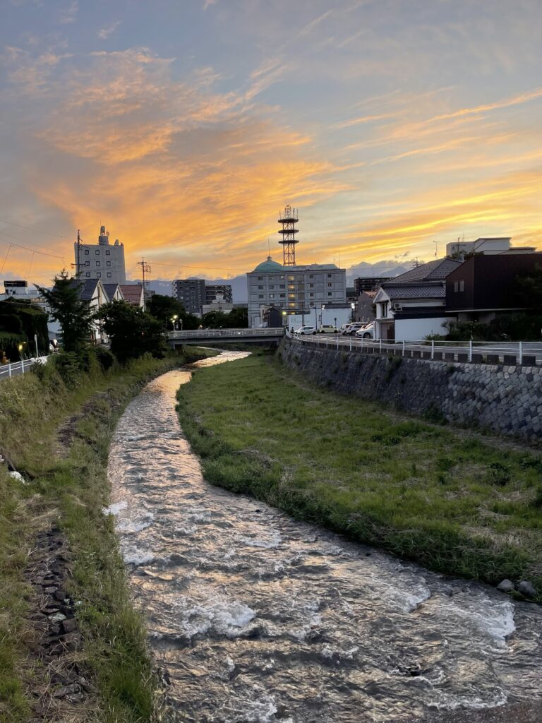 女鳥羽川から見た夕焼け（松本市）